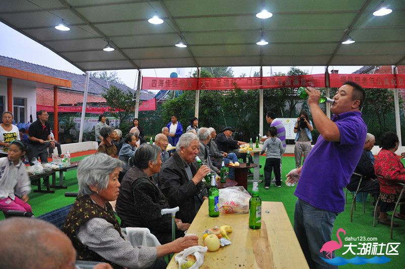 与老人共举杯.jpg