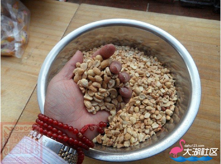 第二步：买不起核桃仁就用花生吧，反正切糕里面就没核桃