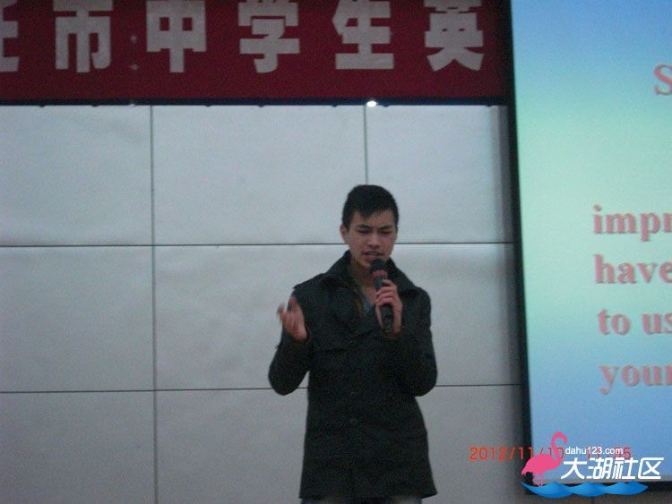 新星中学刘金鹏同学在进行即兴演讲.JPG