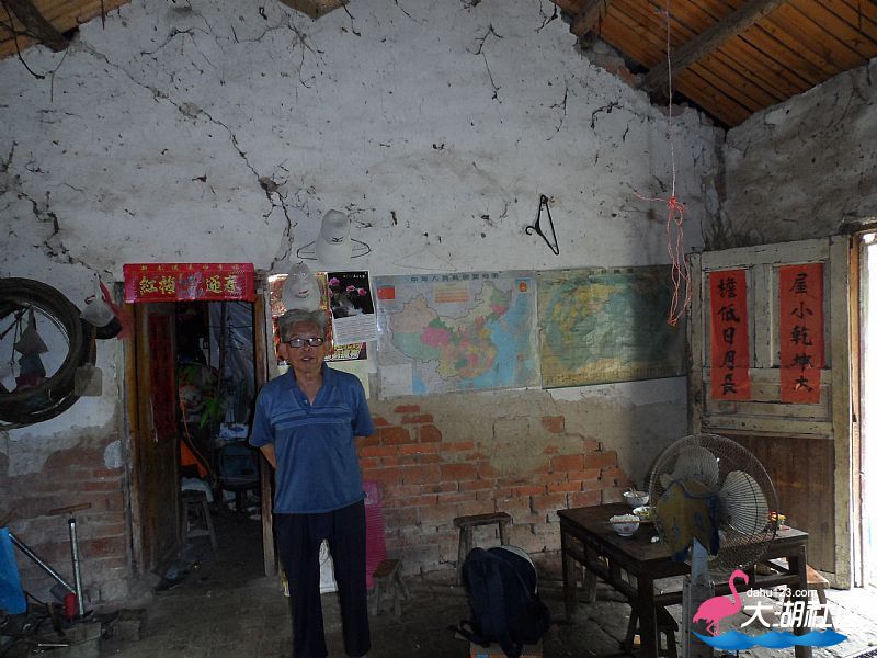 老人站在屋里