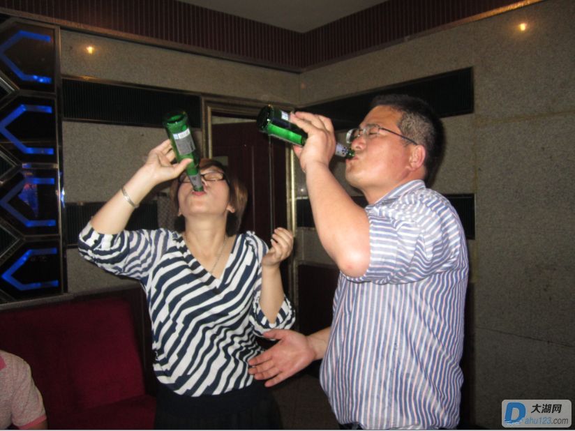 啤酒就是这么喝的，带劲啊.jpg